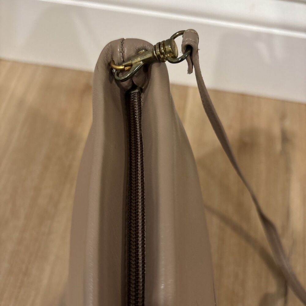 Anne Klein Calderon Shoulder Bag Lion Logo Leather Tan 11x7.5” Zipper Purse - Picture 7 of 16